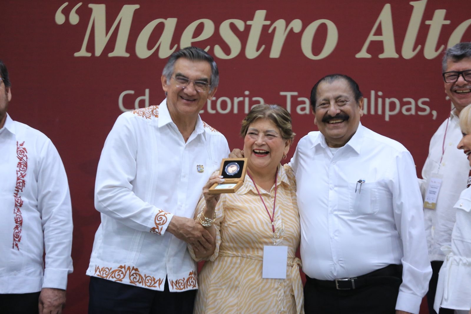 Refrenda Américo alianza con maestros; entrega 284 condecoraciones Refrenda Américo alianza con maestros; entrega 284 condecoraciones