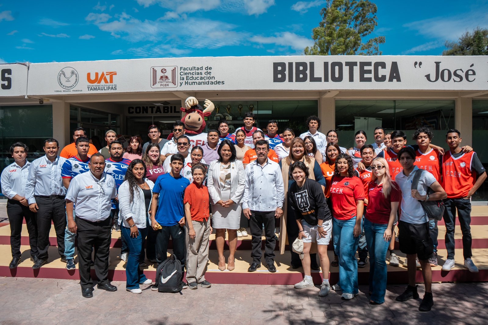 Entrega rector equipamiento en la Facultad de Ciencias de la Educación y Humanidades