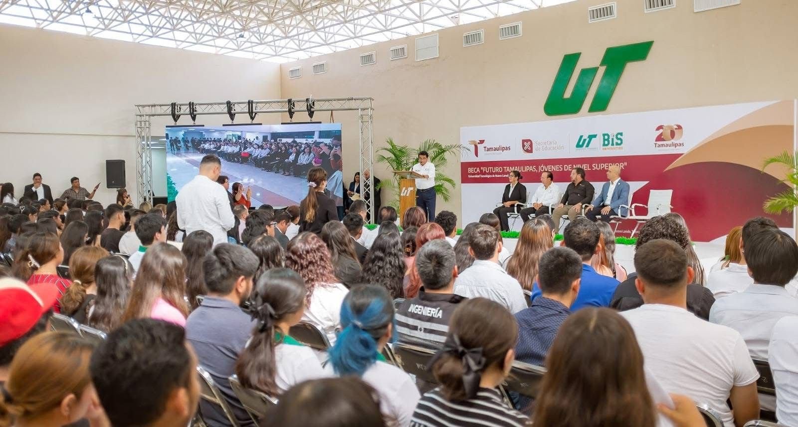 Entregan becas “Futuro Tamaulipas Jóvenes de Nivel Superior” en Nuevo Laredo