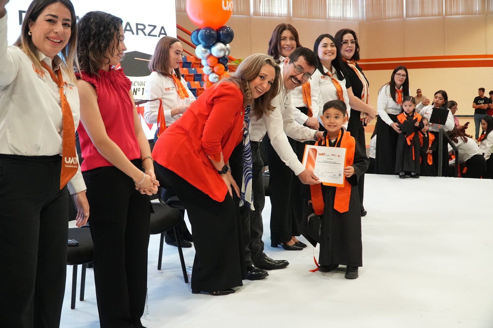 El rector Dámaso Anaya y la Lic. Isolda Rendón presiden graduación de los CENDIS de la UAT