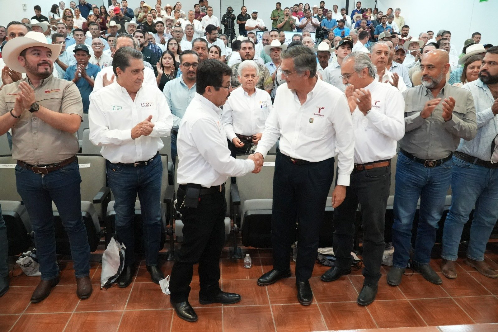 Se suma la UAT a esfuerzos para el control y prevención del gusano barrenador Se suma la UAT a esfuerzos para el control y prevención del gusano barrenador