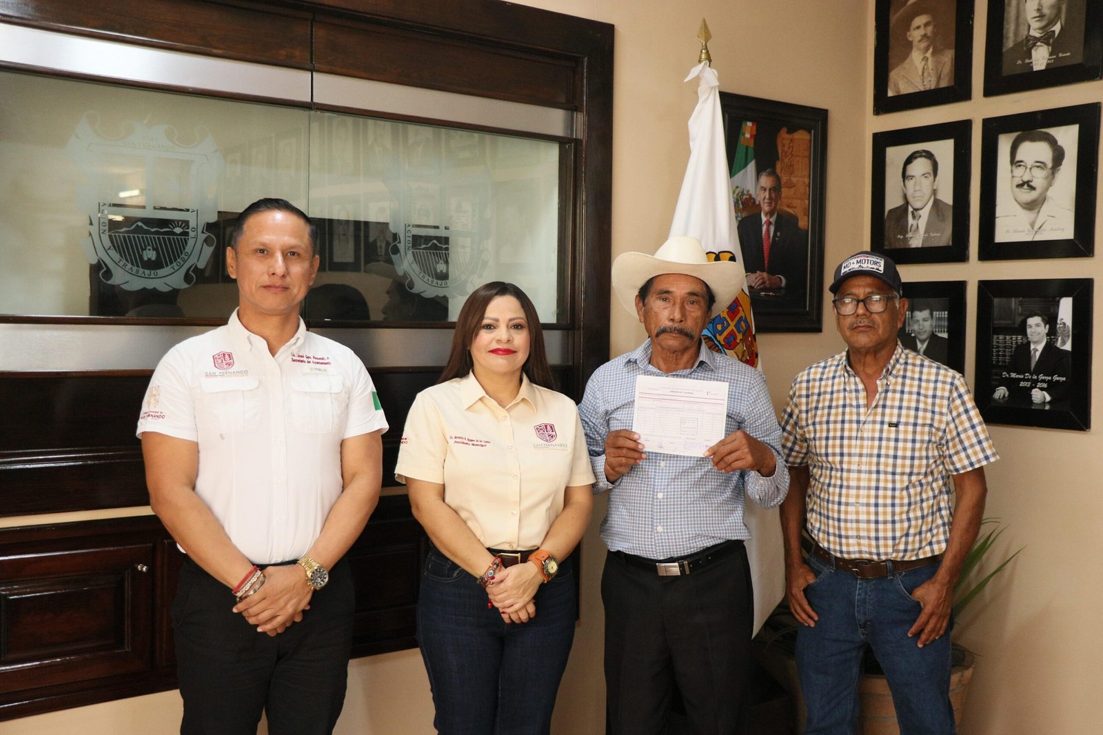 Apoya alcaldesa Verónica Aguirre con el mejoramiento del camino en Praxedis Balboa Apoya alcaldesa Verónica Aguirre con el mejoramiento del camino en Praxedis Balboa