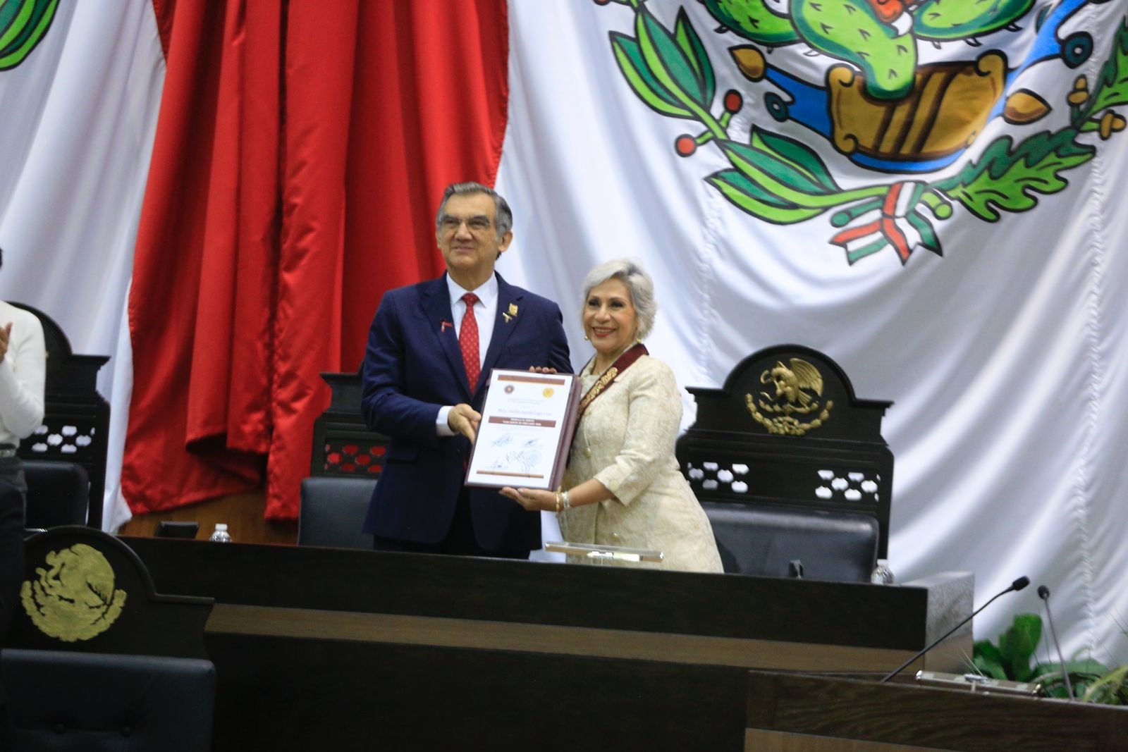 Entrega gobernador Medalla al Mérito «Luis García de Arellano» a Cecilia Imelda Lugo Cruz Entrega gobernador Medalla al Mérito «Luis García de Arellano» a Cecilia Imelda Lugo Cruz
