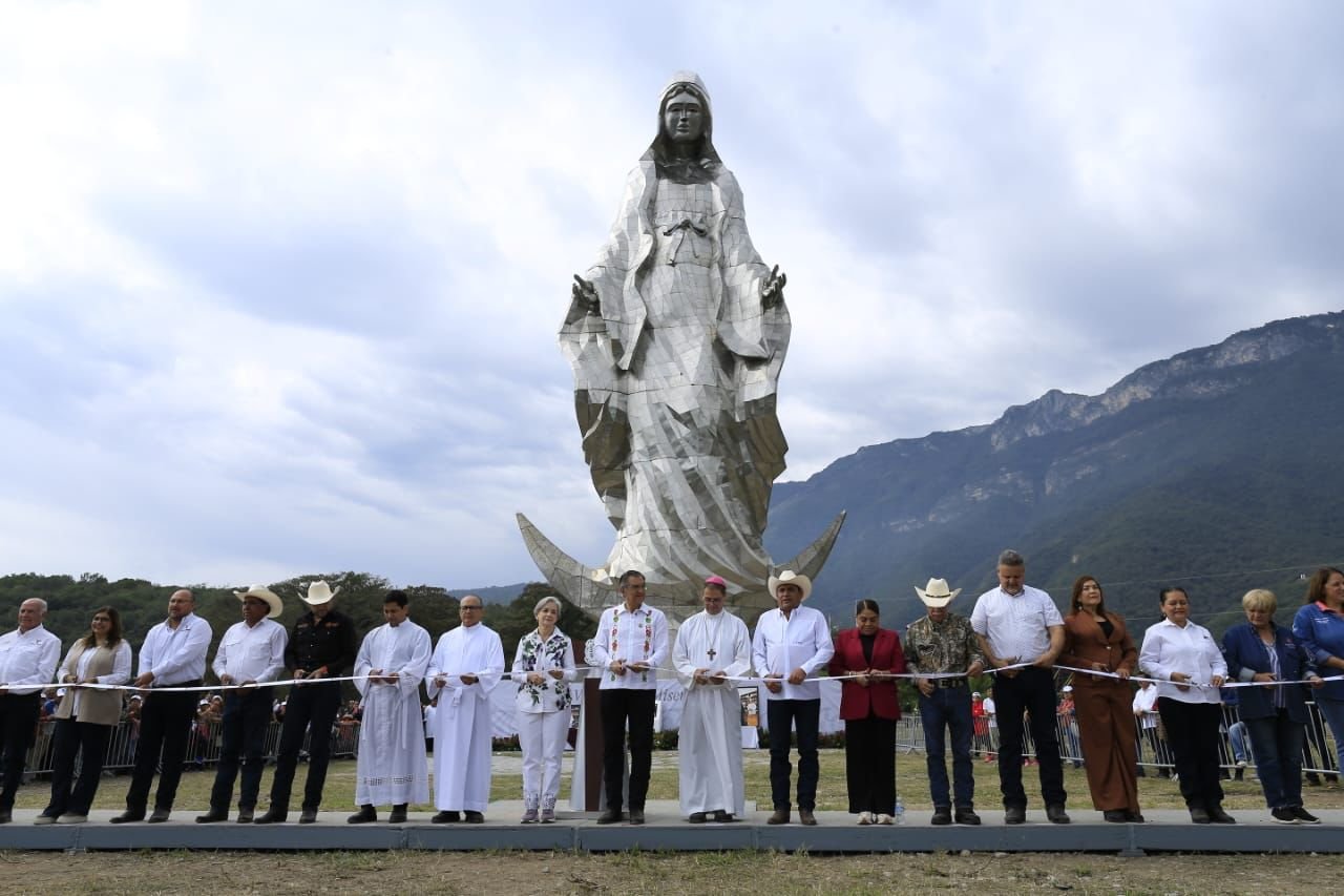 Entregan Américo y María escultura monumental de la Virgen de la Misericordia en El Chorrito Entregan Américo y María escultura monumental de la Virgen de la Misericordia en El Chorrito