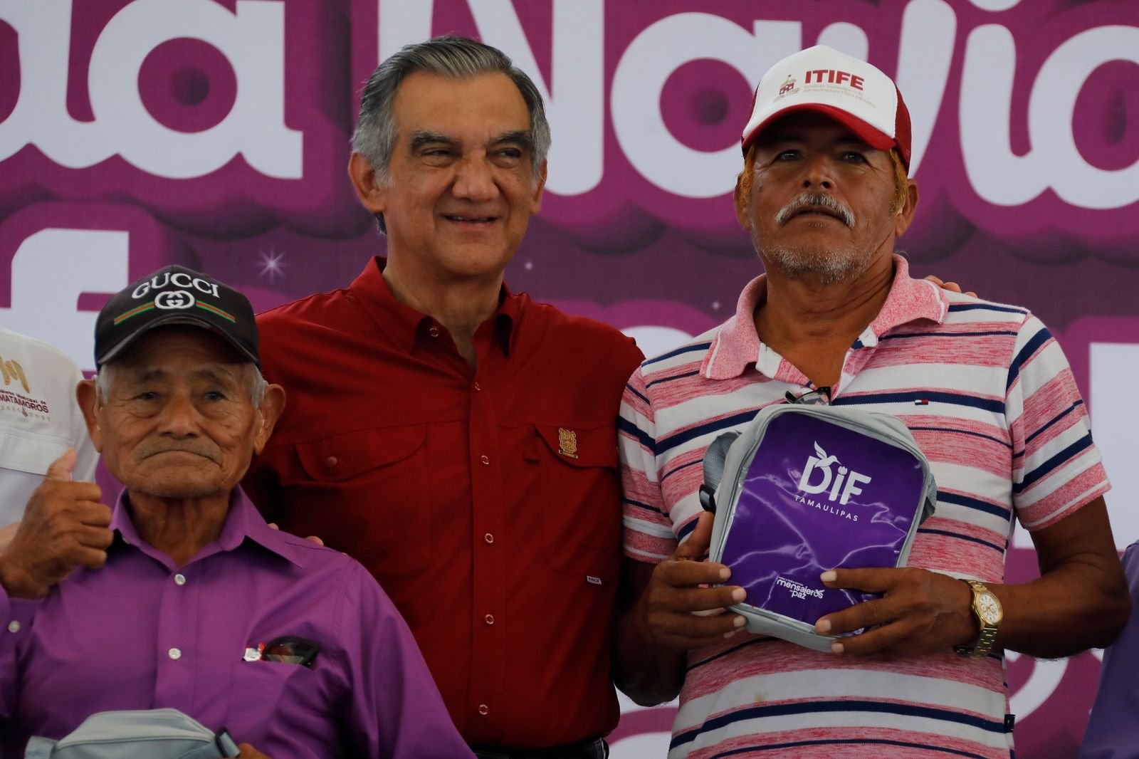 Apapachan Américo y María a las familias de Higuerillas con la Brigada Navideña Transformando Familias