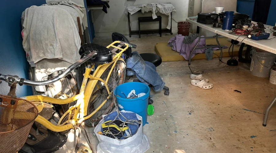 Toma dirección de escuela como casa; padres exigen su retiro por seguridad