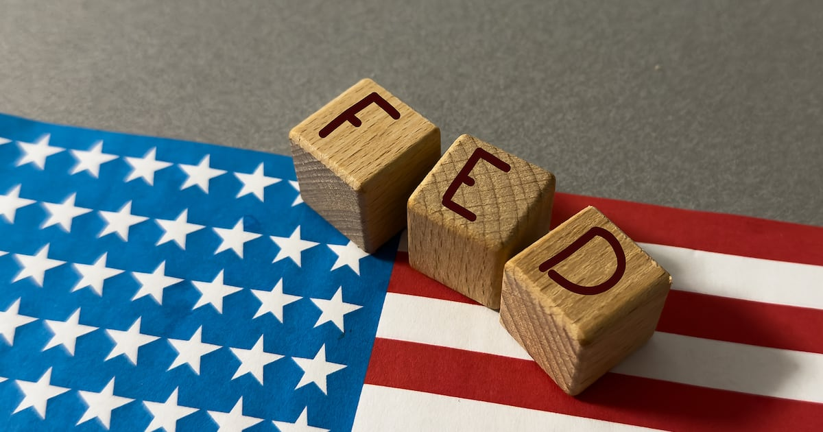 Powell termina su era en la Fed sin recorte a la tasa; funcionarios, divididos por guerra en Medio Oriente