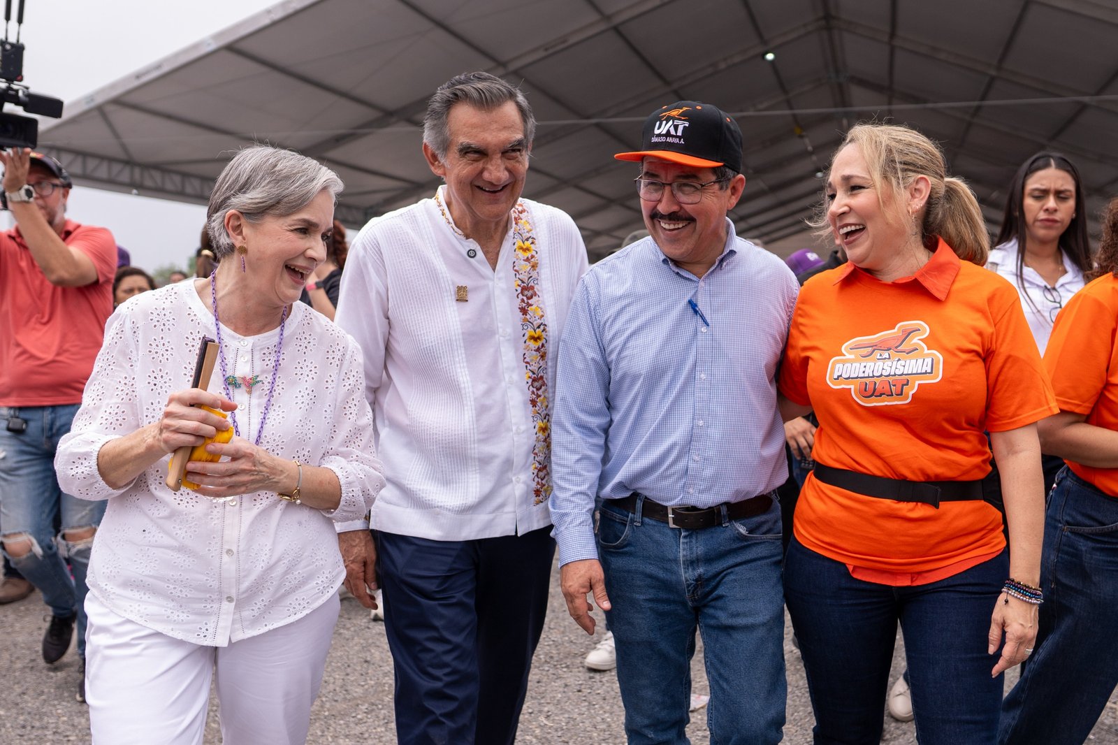 Rodeado de niños alegres, el gobernador Américo y el rector Dámaso Anaya disfrutaron de las amenidades de la UAT en el DIFzania 2026