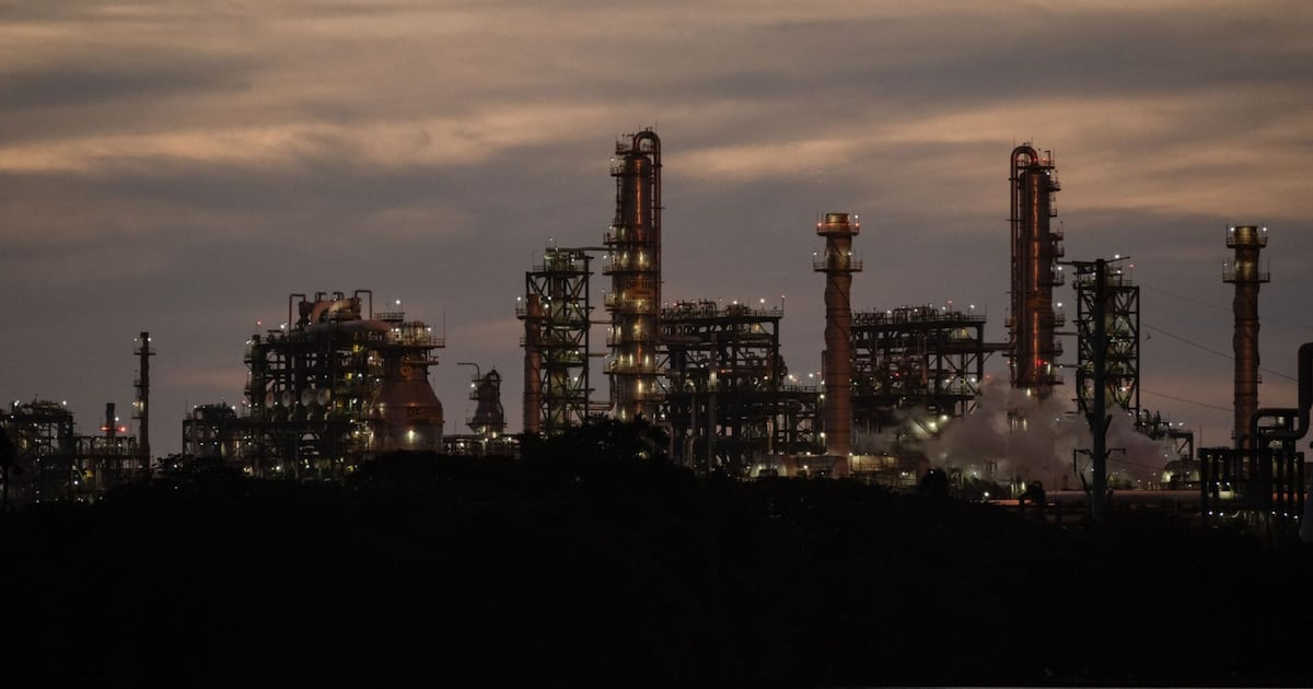 Pemex hace su agosto en mayo: Vende crudo a Vitol por primera vez en una década