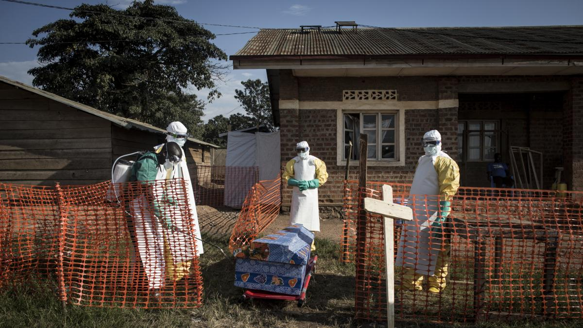 Salud pide evitar viajes no esenciales a África por brote de Ébola