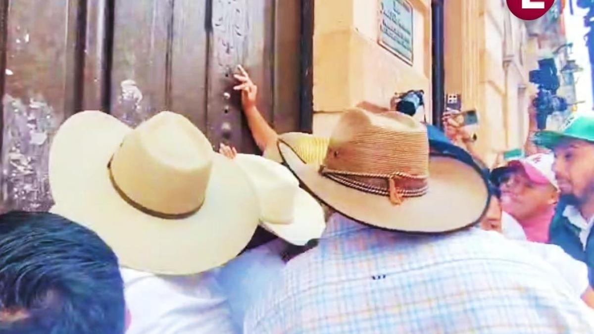 Protestan en el Congreso de Michoacán; Movimiento del Sombrero exige frenar reforma electoral