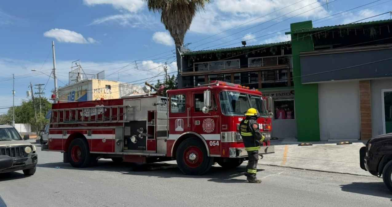 Falla en cableado eléctrico moviliza a cuerpos de auxilio en zona comercial de Matamoros, Tamaulipas