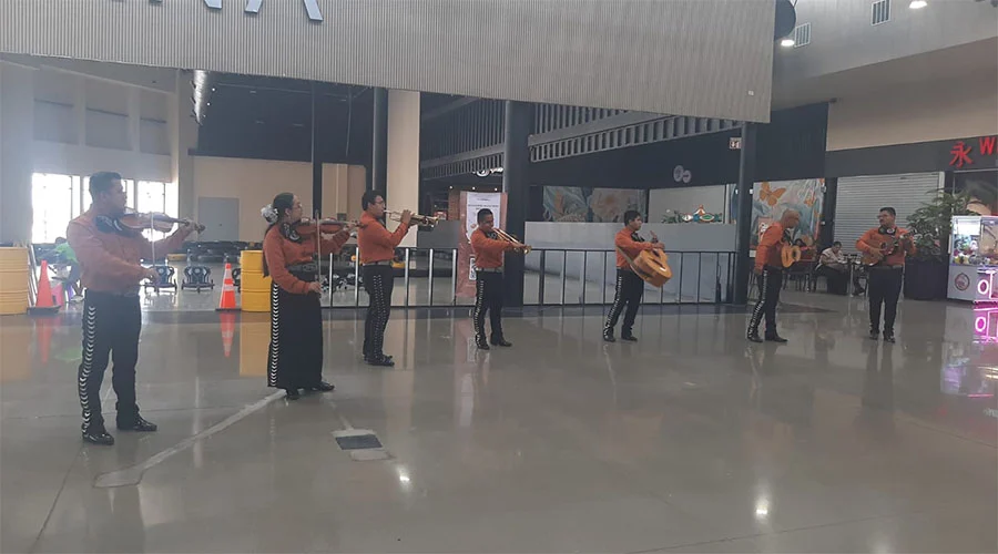 Llevan mariachi a mamás de Plaza Puerta Grande