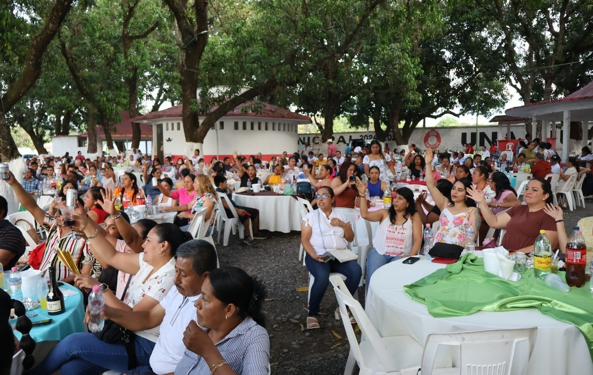 Maestros celebran con rifas y espectáculos en San Felipe Orizatlán