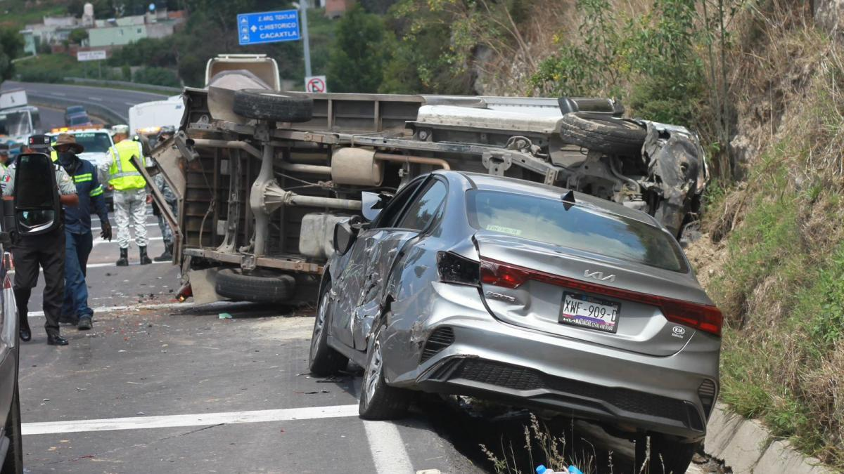 ¡Carambola en Tlaxcala! Tráiler choca contra 5 vehículos en Tizatlán
