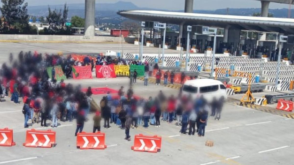Otra día de caos: Normalistas bloquean la autopista México-Cuernavaca