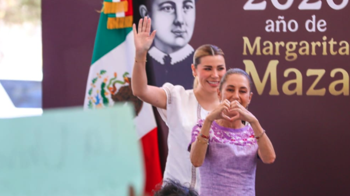 Sheinbaum entrega tarjetas de la Beca Rita Cetina para uniformes y útiles