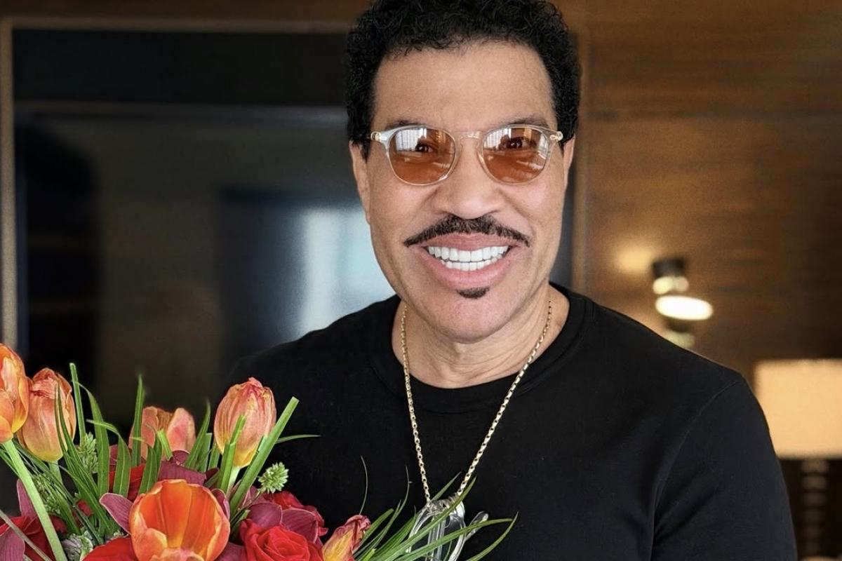 Preocupa estado de salud de Lionel Richie tras sufrir mareo en concierto
