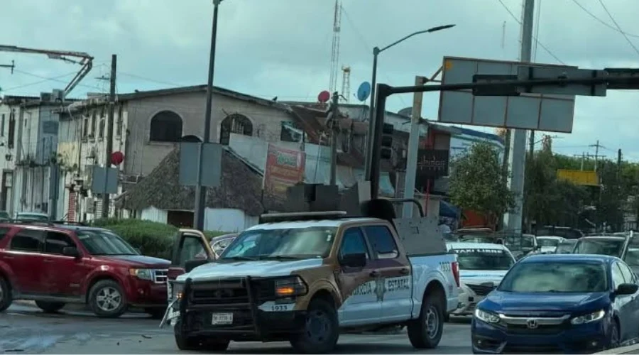 Patrulla de la Guardia Estatal provoca choque al no respetar semáforo en Reynosa