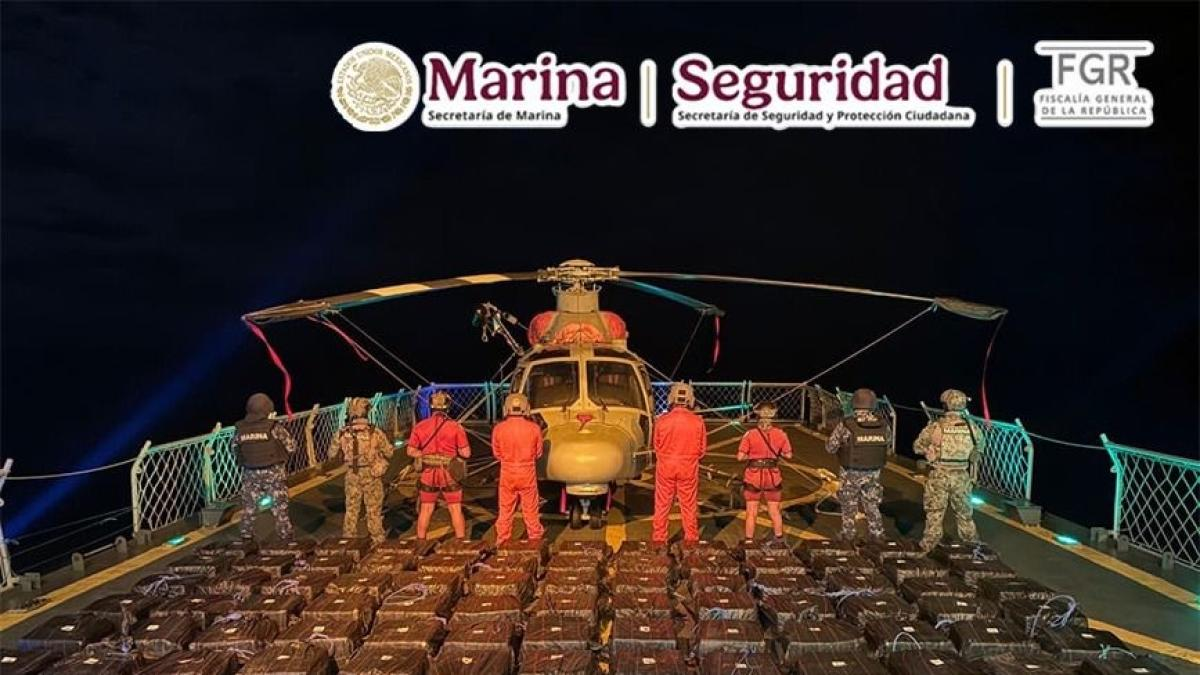 Marina asegura casi 3 toneladas de cocaína y detiene a 4 en aguas de Oaxaca Marina asegura casi 3 toneladas de cocaína y detiene a 4 en aguas de Oaxaca