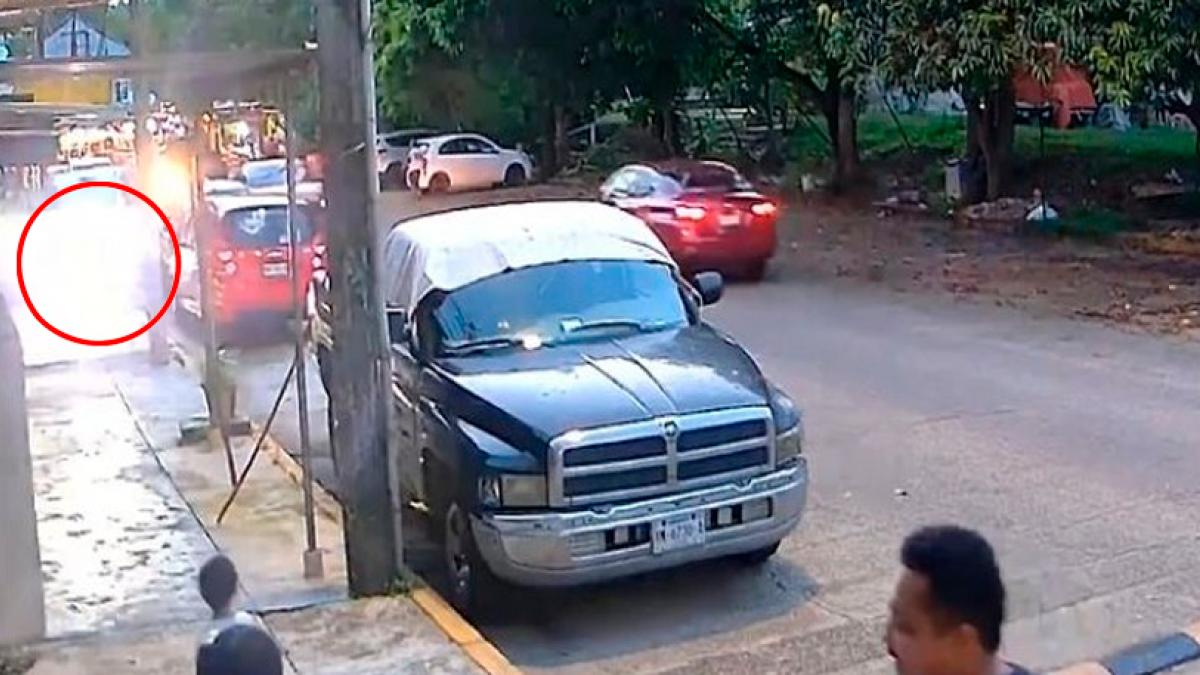 Video: Camioneta invade banqueta y casi atropella a una familia con dos menores en Veracruz Video: Camioneta invade banqueta y casi atropella a una familia con dos menores en Veracruz