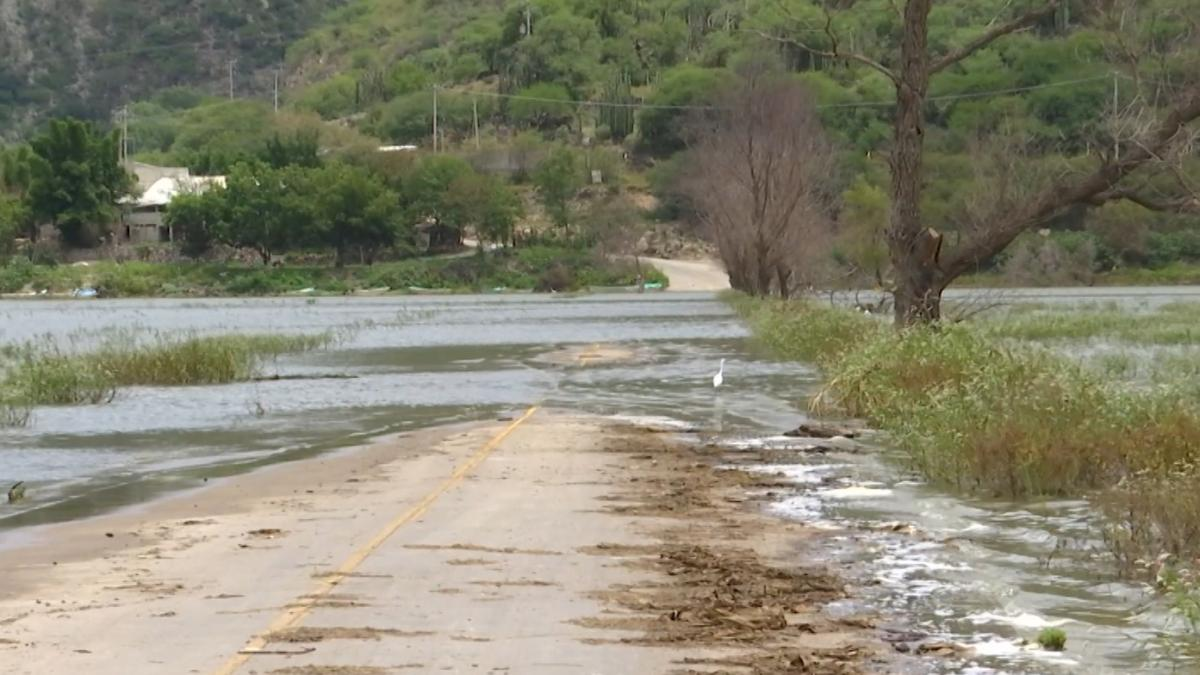 Laguna de Metztitlán cubre carretera de Hidalgo Laguna de Metztitlán cubre carretera de Hidalgo