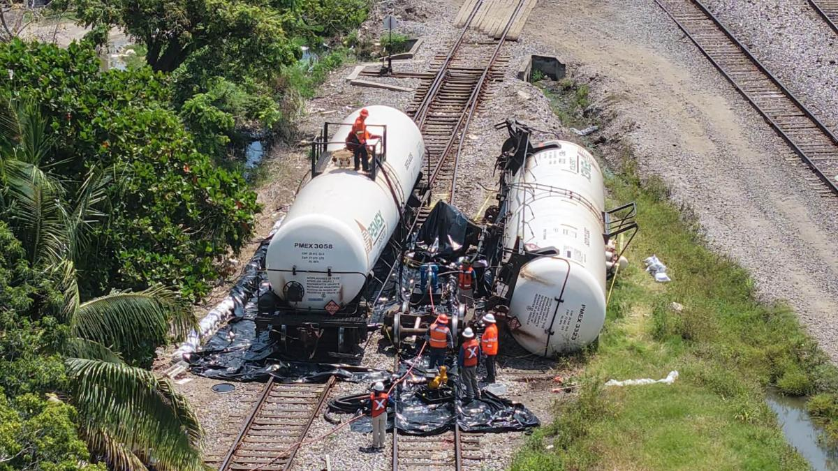 Evacúan a 500 personas por volcadura de ferrotanque de Pemex Evacúan a 500 personas por volcadura de ferrotanque de Pemex
