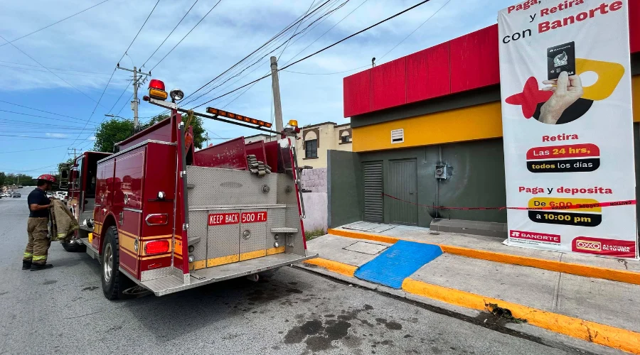 Corto circuito en tienda de conveniencia moviliza a cuerpos de emergencia en Reynosa