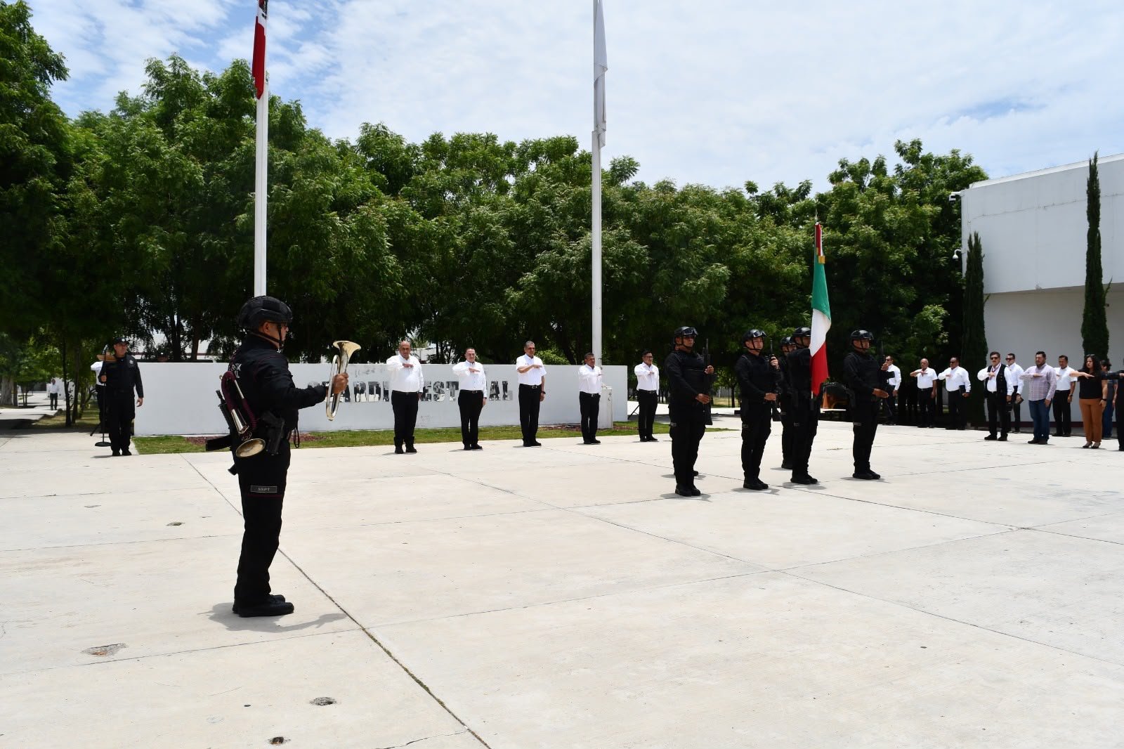 Toman protesta de bandera policías recién integrados a la Guardia Estatal