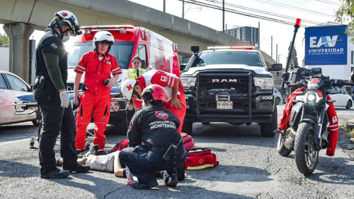 Motociclista se pasa el alto y atropella a joven que iba para su trabajo