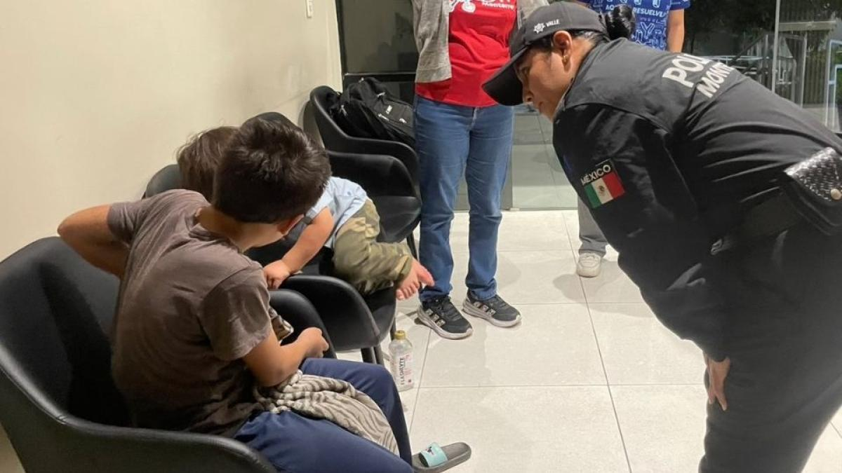 Mujer abandona a sus hijos de 3 y 10 años en un estacionamiento