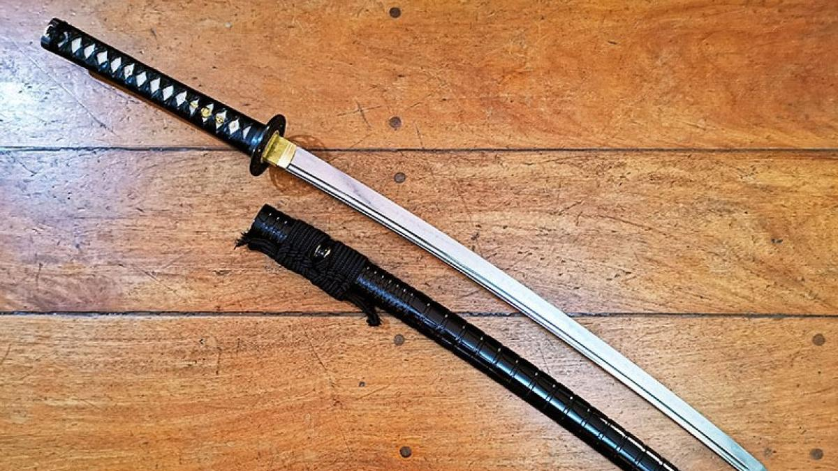 ¡Por un lugar de estacionamiento! Le corta la mano a su vecino con una katana