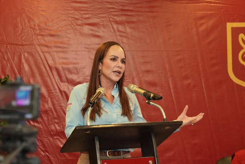 ¡Seguimos trabajando de corazón por Nuevo Laredo!  En rueda de prensa, la alcaldesa Carmen Lilia Canturosas, junto al Ar…