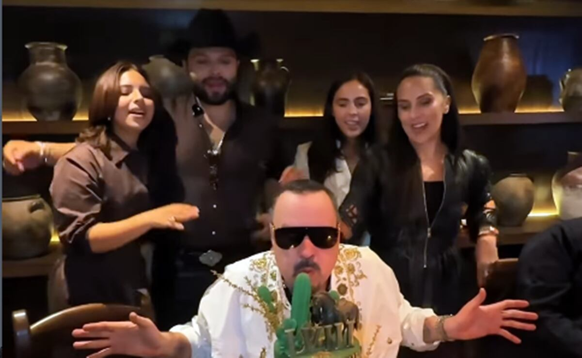 A ritmo de música mexicana Ángela Aguilar y Christian Nodal le cantan a Pepe Aguilar en su cumpleaños