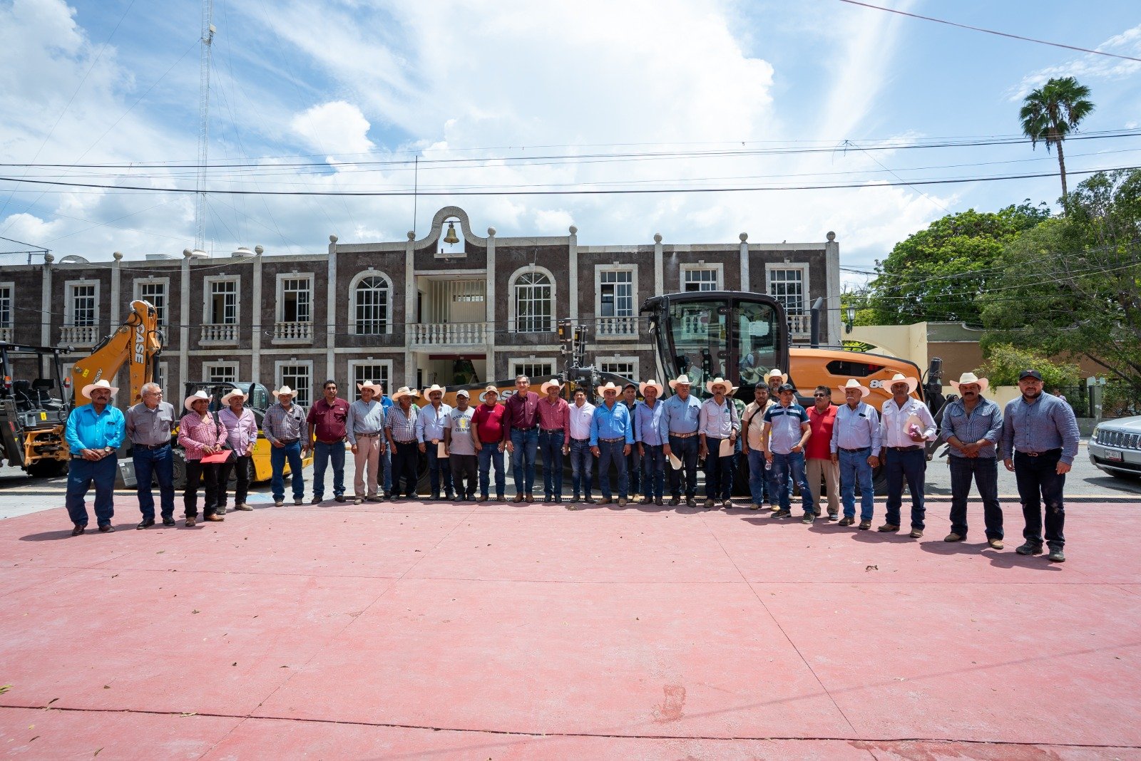 Acuerda Américo programa conjunto para rehabilitar caminos rurales de Jaumave Acuerda Américo programa conjunto para rehabilitar caminos rurales de Jaumave
