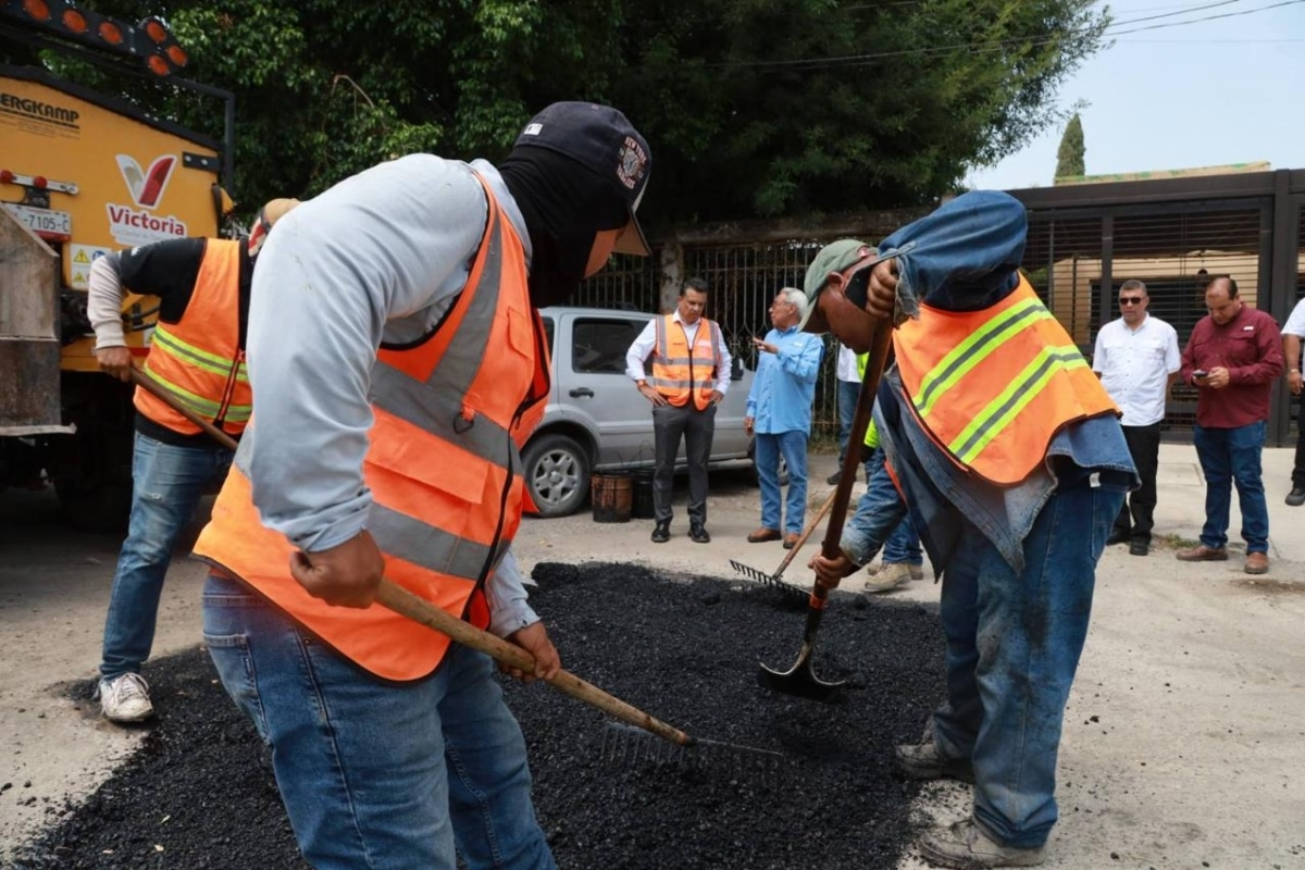 Retoma Gobierno de Victoria trabajos de bacheo en la calle Zaragoza.