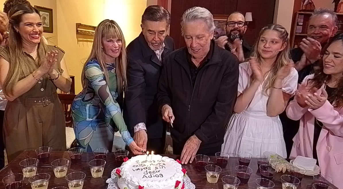 Juan Ferrara sigue sembrando éxitos; celebró dos años de que «No te vayas sin decir adiós» se mantenga en cartelera