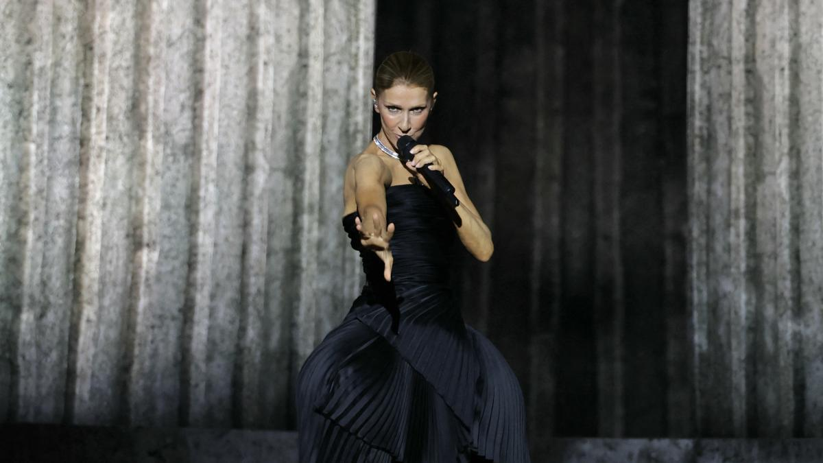 Céline Dion regresa triunfal a los escenarios en París tras seis años de ausencia