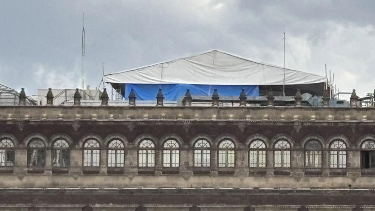 Tras lluvias, reparan histórico techo de vidrio del Salón Tesorería en Palacio Nacional Tras lluvias, reparan histórico techo de vidrio del Salón Tesorería en Palacio Nacional