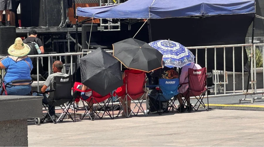 Fanáticas de Yuridia apartan lugar en Plaza Principal de Reynosa desde temprana hora