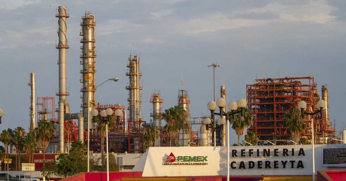 Reduce Pemex 21 por ciento su deuda y va por inversión de 1.8 billones de pesos