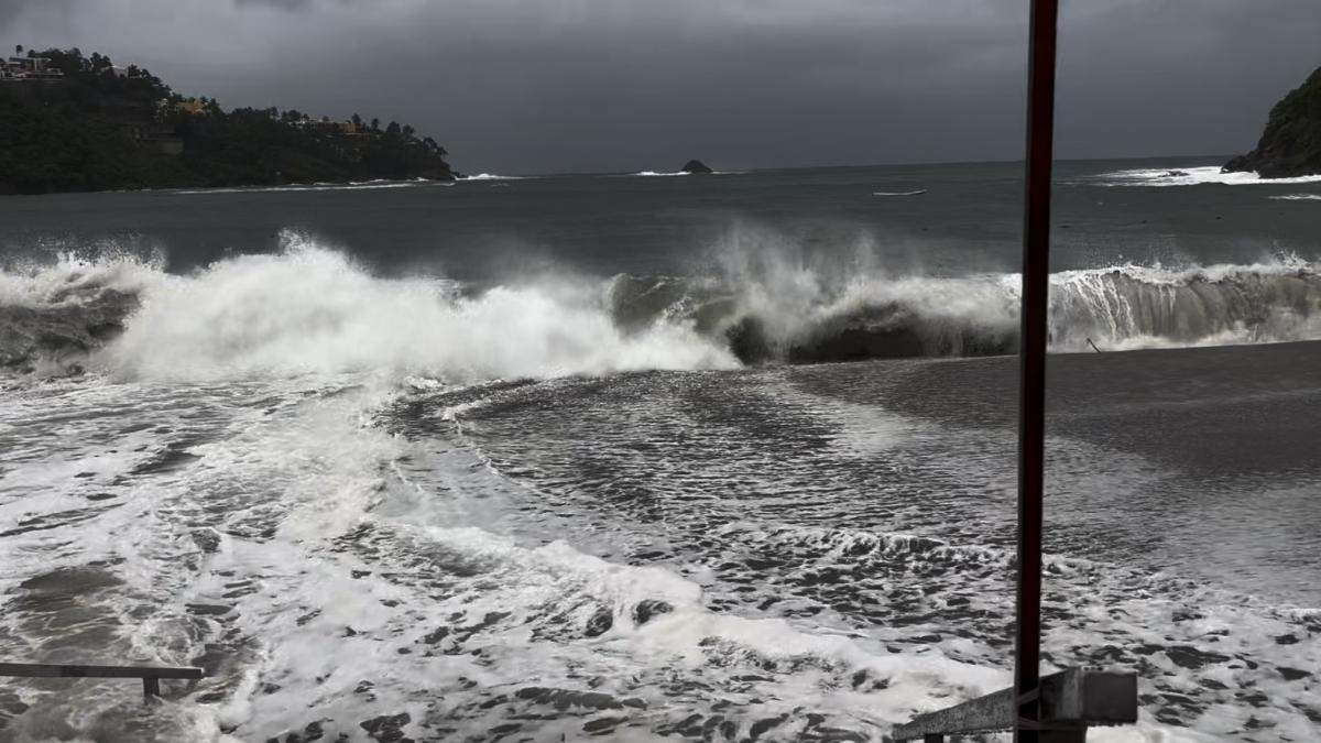 «Simón» paraliza Manzanillo y mantiene bajo alerta al litoral de Colima «Simón» paraliza Manzanillo y mantiene bajo alerta al litoral de Colima