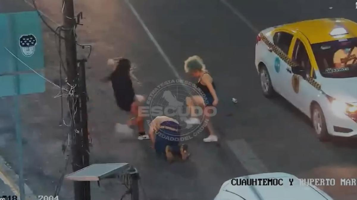 Detienen a dos mujeres acusadas de golpear y robar a un hombre en Monterrey
