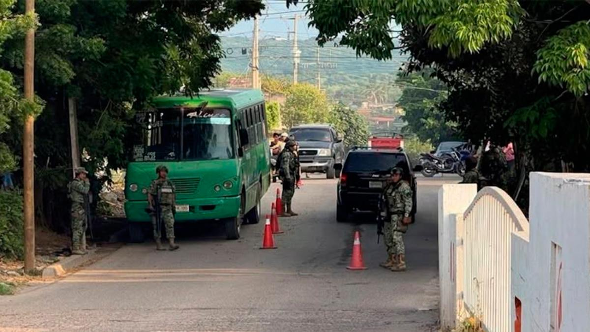 Reportan ataque a balazos a autobús con estudiantes en Escuinapa, Sinaloa; chofer resulta herido Reportan ataque a balazos a autobús con estudiantes en Escuinapa, Sinaloa; chofer resulta herido