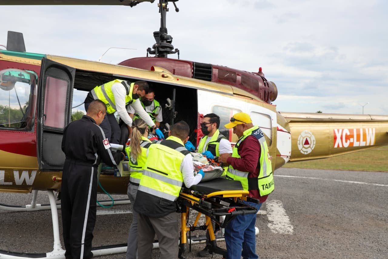 Trasladan en aeronave médica a paciente a unidad de quemados del  Hospital General de Victoria